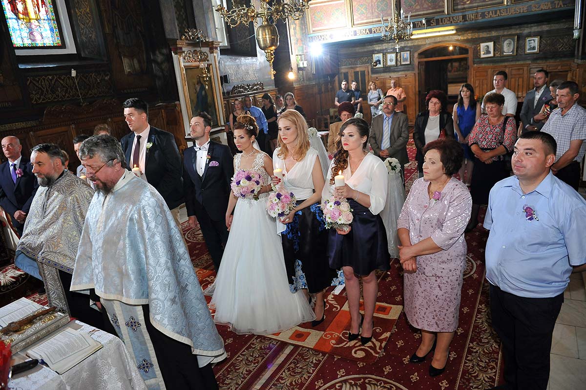 Oficierea religioasa a nuntii la Biserica Sfantul Ioan din Piatra Neamt